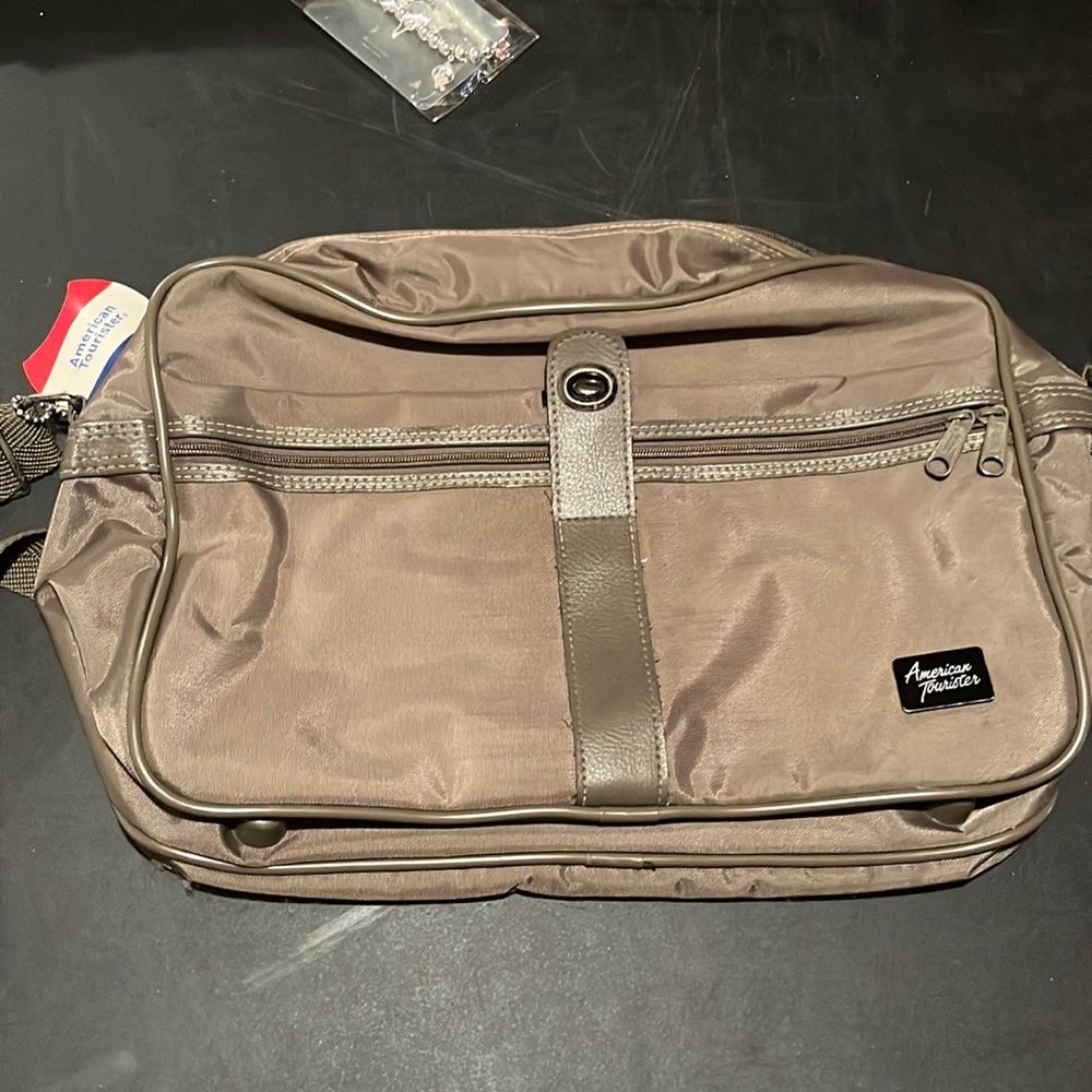 🌻American Tourister Bag